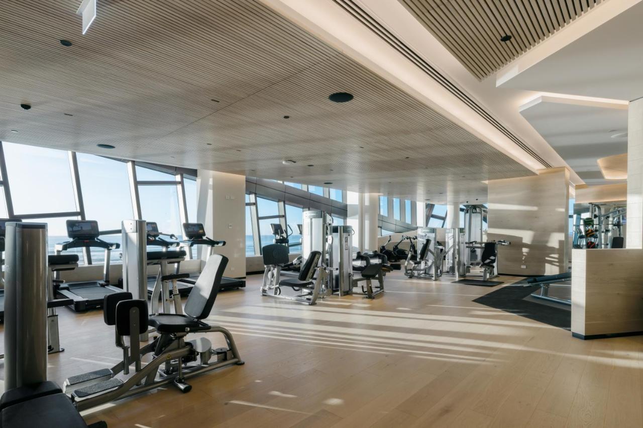 The Langham, Gold Coast And Jewel Residences Kültér fotó The gym at the 100 East 53rd Street building