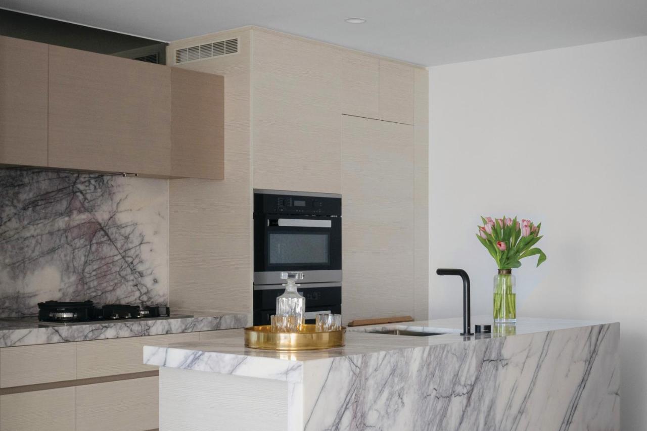 The Langham, Gold Coast And Jewel Residences Kültér fotó A kitchen with a marble countertop