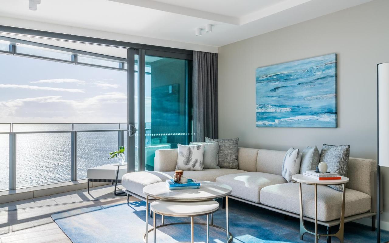 The Langham, Gold Coast And Jewel Residences Kültér fotó A living room at The Ivy at Riverfront