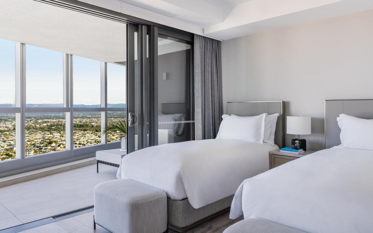 The Langham, Gold Coast And Jewel Residences Kültér fotó A guest room at the West Hollywood hotel