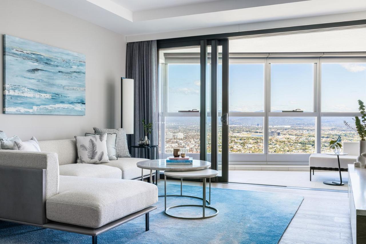 The Langham, Gold Coast And Jewel Residences Kültér fotó A living room at The Ritz-Carlton, Downtown, Los Angeles