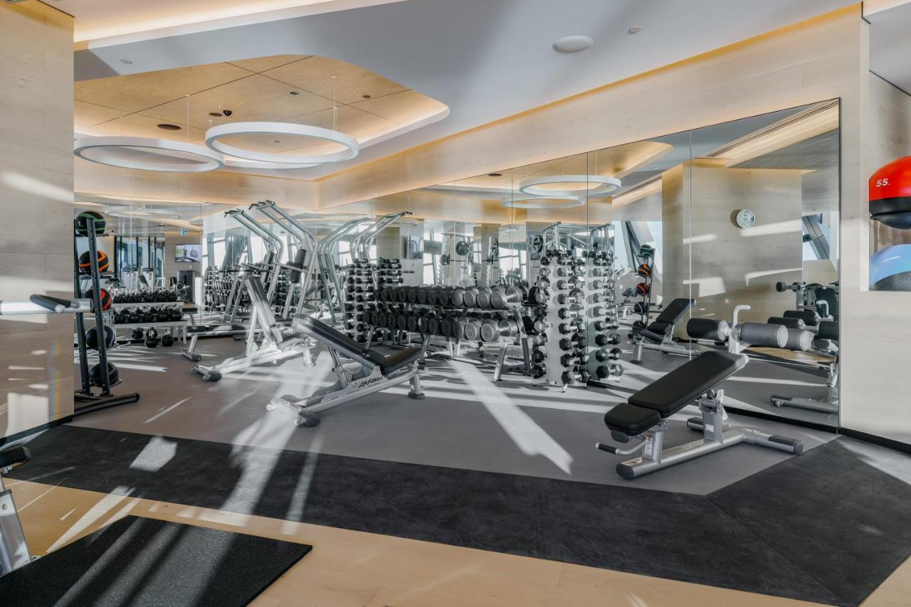 The Langham, Gold Coast And Jewel Residences Kültér fotó The gym at the Ritz-Carlton, DIFC