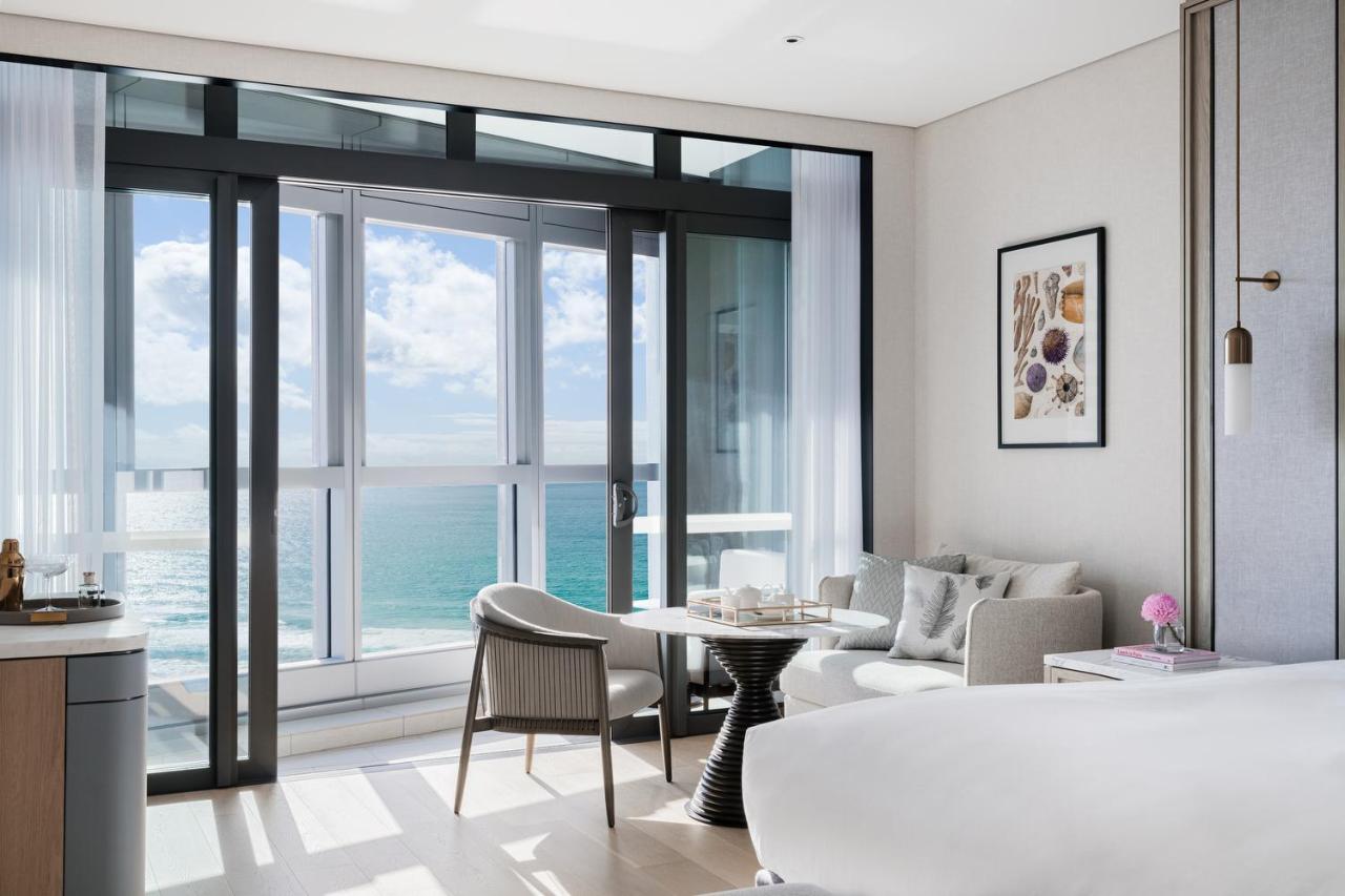 The Langham, Gold Coast And Jewel Residences Kültér fotó A suite at the Ritz-Carlton, South Beach