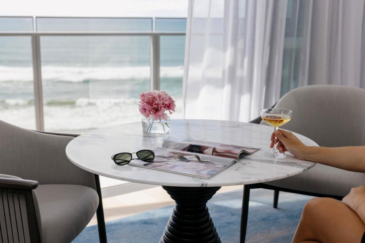 The Langham, Gold Coast And Jewel Residences Kültér fotó A marble table