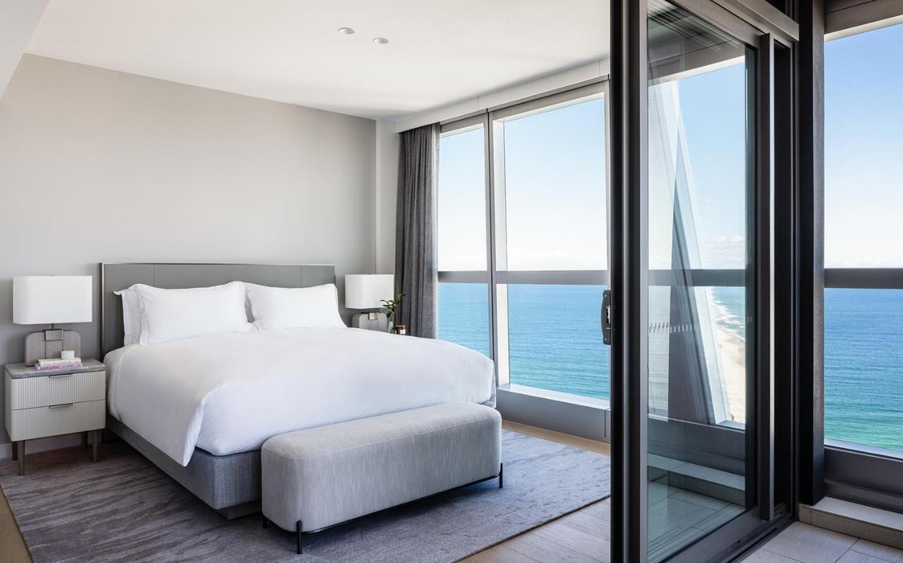 The Langham, Gold Coast And Jewel Residences Kültér fotó A bedroom at the West Hollywood hotel