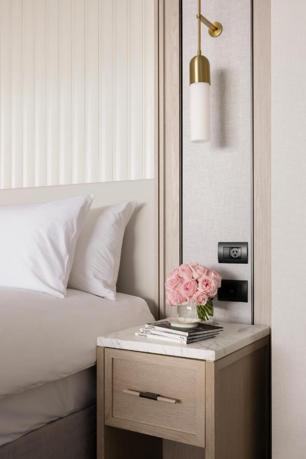 The Langham, Gold Coast And Jewel Residences Kültér fotó A bedside table with a lamp, a telephone and a vase of flowers