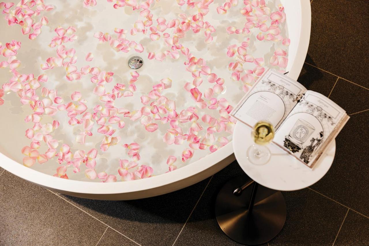 The Langham, Gold Coast And Jewel Residences Kültér fotó A bathtub filled with rose petals